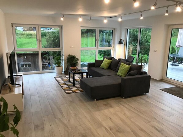 Living room - Spacious and Quiet Apartment With Terrace (Neukirchen-Balbini)