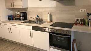 Wasserkocher mit Kaffee-/Teezubehör, Kühlschrank, Ofen, Geschirrspüler