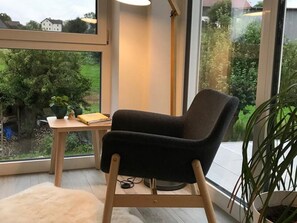 Living room - Spacious and Quiet Apartment With Terrace (Neukirchen-Balbini)
