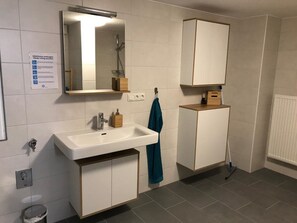 Shower, towels - Spacious and Quiet Apartment With Terrace (Neukirchen-Balbini)