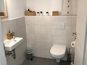 Shower, towels - Spacious and Quiet Apartment With Terrace (Neukirchen-Balbini)