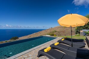 An infinity pool - Villa Flora - Nature & Tranquility - Heated Pool (optional) (Prazeres)