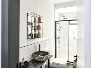 Shower, towels - Splendid Apartment near Royal Troon Golf Club (Troon)