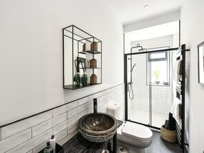 Douche, serviettes fournies