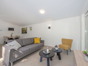 Living area - Modern Lodge With Dishwasher, Near Helmond (Mierlo)