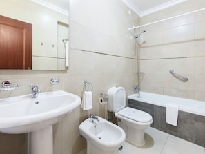 Combined shower/tub, hair dryer, towels - Luxury 2 Bedroom Apartments in Pera Near Praia Grande Beach (Silves)
