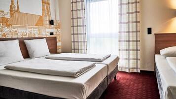 Eenvoudige driepersoonskamer | Een laptopwerkplek, gratis wifi, beddengoed