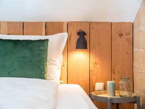 1 bedroom, bed sheets