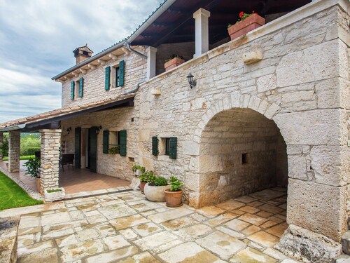 Beautiful Stone Villa With Private Pool, Jacuzzi, Sauna and Fenced Yard - Pets are Welcome