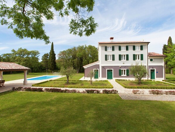 House | Pool | Indoor pool, outdoor pool - Beautiful Villa With Swimming Pool (Pula)