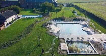Splendid Castle in Perwez-haillot With Sun-loungers