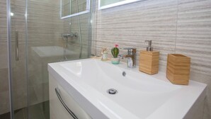 Shower, hair dryer, towels