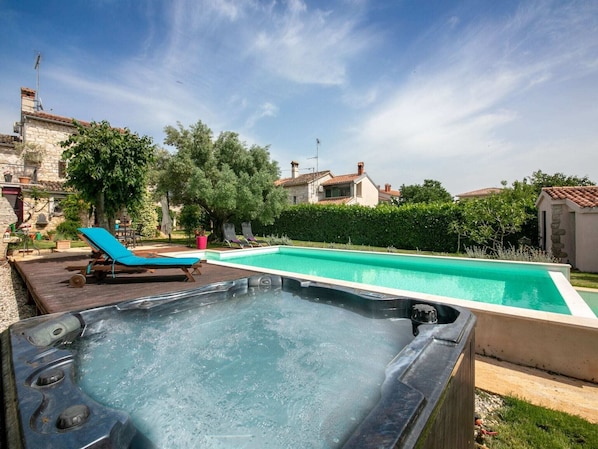 Outdoor spa tub
