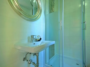 House | Bathroom | Combined shower/tub, towels