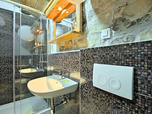 Shower, towels - Beautiful, Modern Holiday Home With Private Pool, Outdoor Kitchen, Privacy (Kanfanar)
