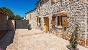 Exterior - Beautiful, Modern Holiday Home With Private Pool, Outdoor Kitchen, Privacy (Kanfanar)