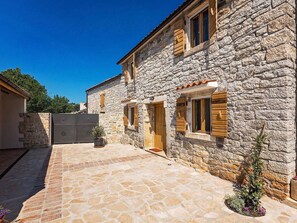 Exterior - Beautiful, Modern Holiday Home With Private Pool, Outdoor Kitchen, Privacy (Kanfanar)