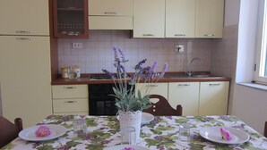 Fridge, oven - Splendid Sea View Apartment in Capo Rizzuto (Isola di Capo Rizzuto)