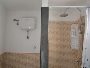 Bathtub, towels - Cozy Holiday Home in Massa Lubrense Italy With Private Pool (Massa Lubrense)