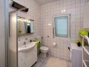 Shower, hair dryer, towels