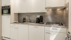 Coffee/tea maker, fridge, microwave, dishwasher