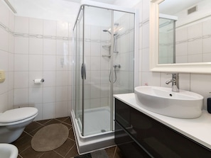 Villa | Bathroom | Shower, hair dryer, shampoo