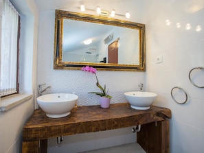 Bathtub, towels