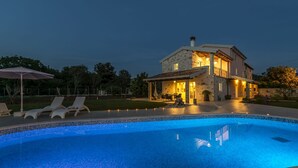 Outdoor pool - Top-class Holiday House With Private Pool and Whirlpool Near the Sea (Umag)