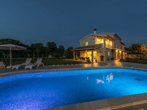 Pool - Top-class Holiday House With Private Pool and Whirlpool Near the Sea (Umag)
