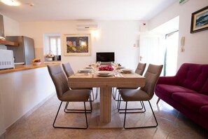 Villa | Dining - Villa in Sumartin Near Beach & Private Pool (Selca)