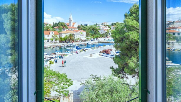 A marina with boats, a central square, and buildings with red-tiled roofs. - Villa in Sumartin Near Beach & Private Pool (Selca)