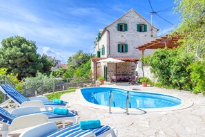 Villa | Exterior - Villa in Sumartin Near Beach & Private Pool (Selca)