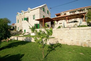 Villa | Exterior - Villa in Sumartin Near Beach & Private Pool (Selca)