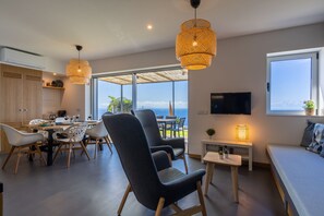 TV, fireplace - Villas Fauna & Flora - Nature & Tranquility - Infinity Pool (Prazeres)