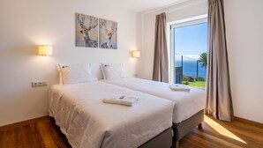 6 bedrooms, iron/ironing board, travel cot, WiFi - Villas Fauna & Flora - Nature & Tranquility - Infinity Pool (Prazeres)