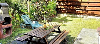 Bungalow 2 bdrms in quiet flowered park 3 min from beach and 5 min from town