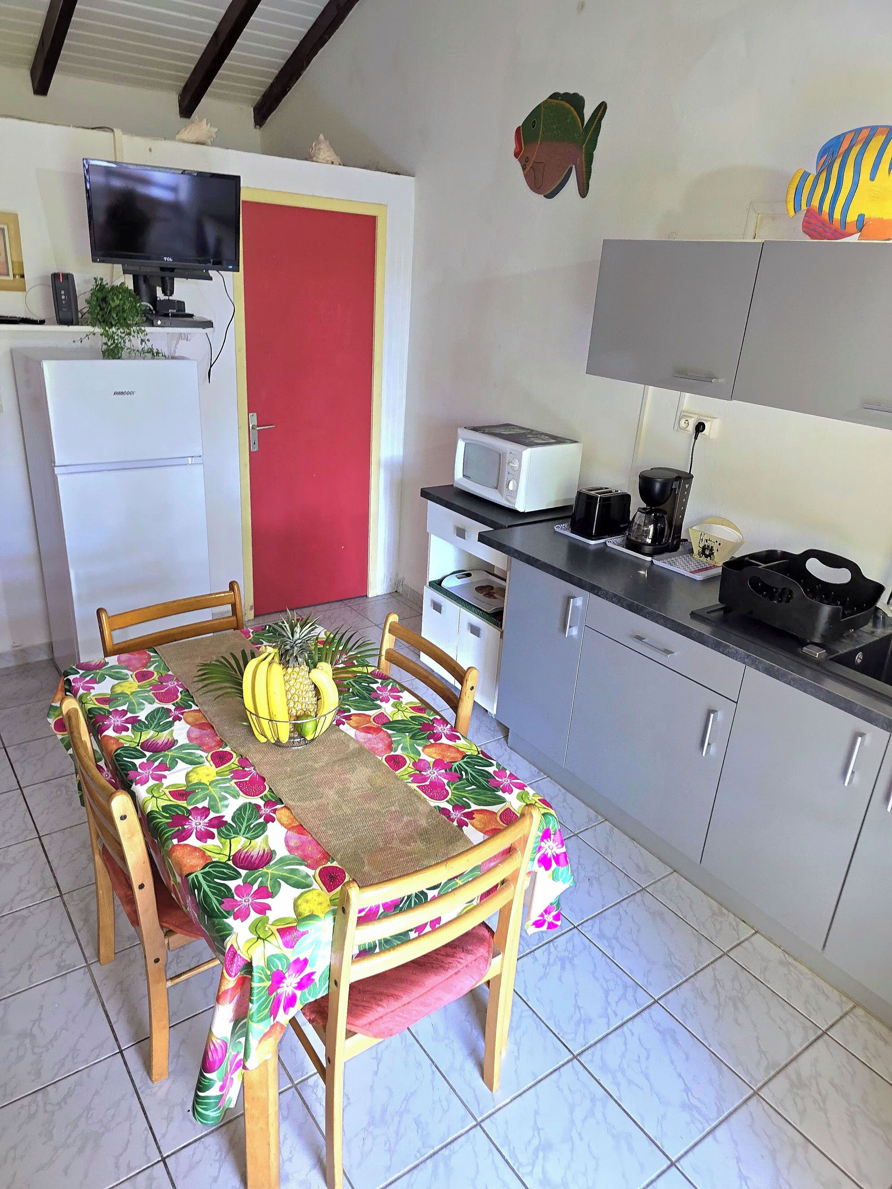 Réfrigérateur, micro-ondes, four, cafetière/bouilloire