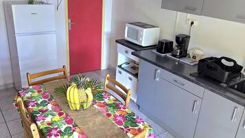 Een koelkast, een magnetron, een oven, een koffiezetapparaat/waterkoker