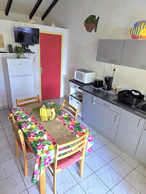Fridge, microwave, oven, coffee/tea maker