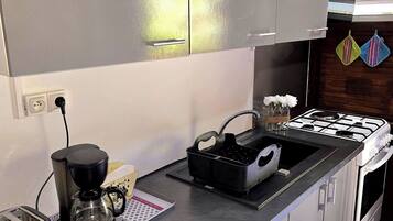 Een koelkast, een magnetron, een oven, een koffiezetapparaat/waterkoker