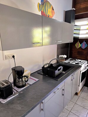 Refrigerador, microondas, horno y cafetera y tetera