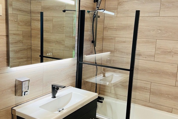 SĂšche-cheveux, serviettes fournies, papier toilette