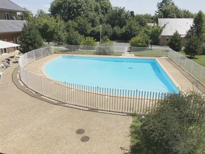 Una piscina al aire libre, una piscina climatizada