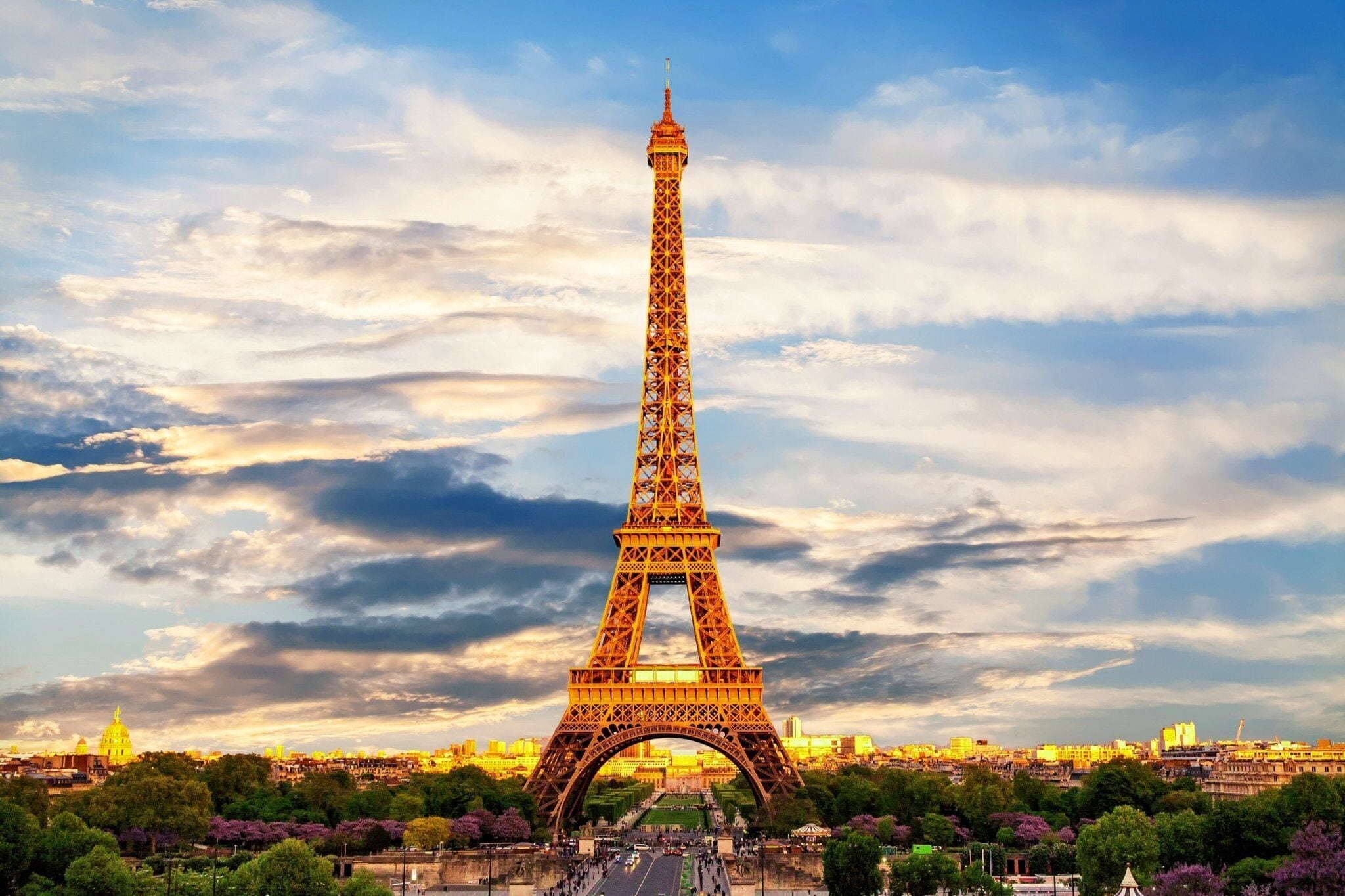 La Tour Eiffel, avec une vue dégagée sur sa structure et le paysage urbain environnant.