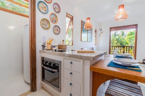 Dúplex | Cocina privada | Microondas, horno, máquina de café espresso y tostadora