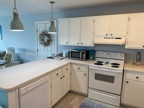 House, 3 Bedrooms | Private kitchen