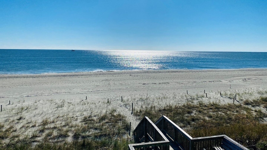 Turtley Paradise East 3 Bedroom Home by RedAwning