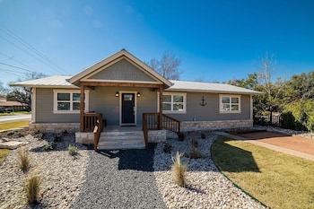 Anchorage Haus 3 Bedroom Home by Redawning