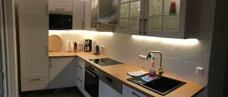 Frigorifero, microonde, forno, piano cottura
