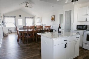 Mikroaaltouuni, uuni, syöttötuoli, jääpalakone